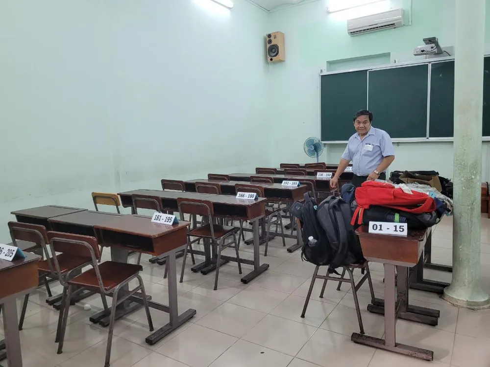 Phòng giữ đồ tại điểm thi trường THPT chuyên Trần Đại Nghĩa. Ảnh: TRÍ NHIÊN Phòng giữ đồ tại điểm thi trường THPT chuyên Trần Đại Nghĩa. Ảnh: TRÍ NHIÊN