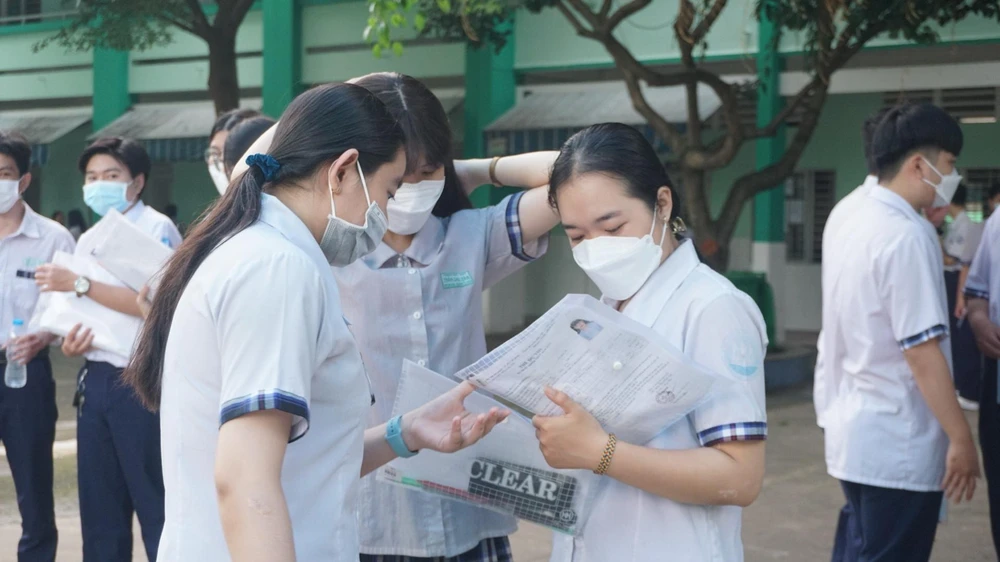 Thí sinh chỉ mang những vật dụng cần thiết vào phòng. Ảnh: NGUYỄN QUYÊN