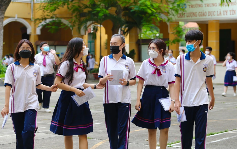 Thí sinh trò chuyện trước khi vào phòng. Ảnh: TRƯỜNG GIANG