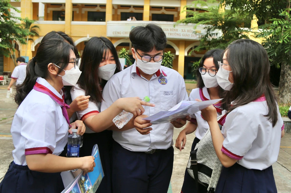 Thí sinh trò chuyện trước khi vào phòng. Ảnh: TRƯỜNG GIANG