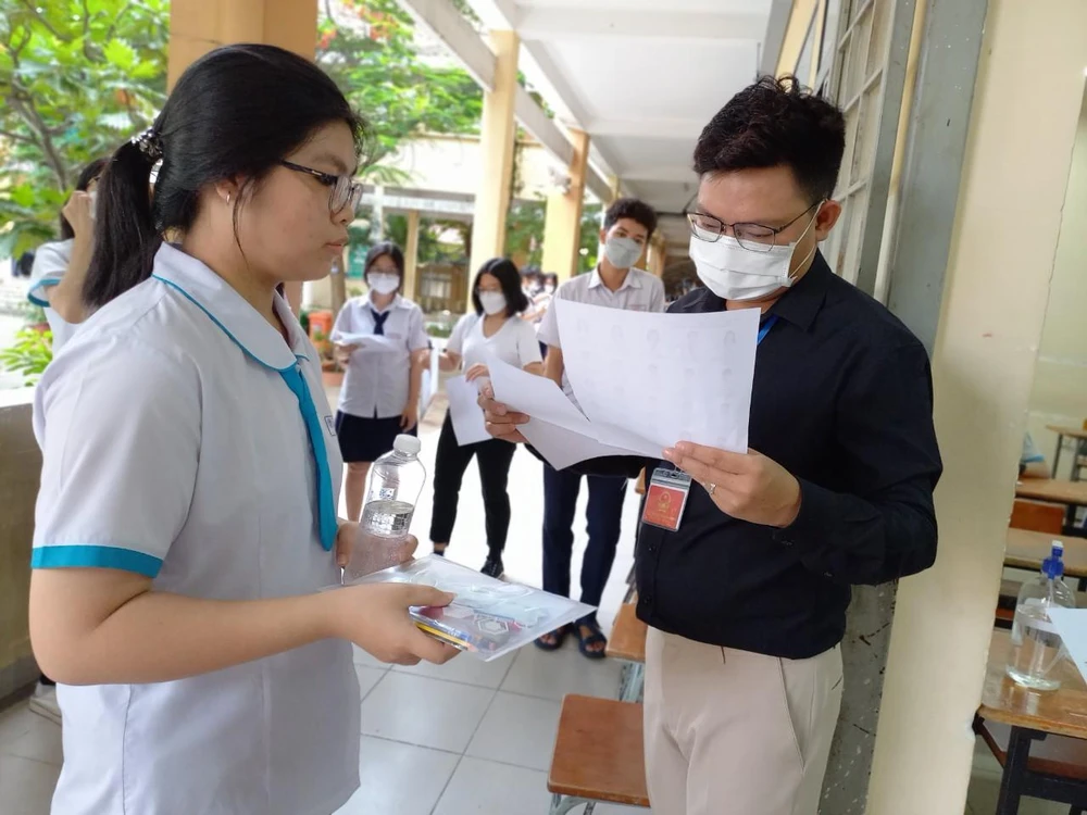 Thí sinh chuẩn bị bước vào phòng thi. Ảnh: PHẠM ANH