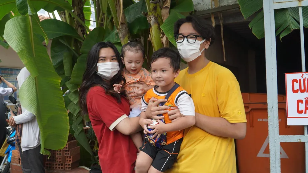 Em Võ Khánh Hoàng Kim chạy ào ra cổng trường ôm hai cháu và chia sẻ niềm vui cùng anh chị vì làm bài tốt. Ảnh: Minh Tâm Em Võ Khánh Hoàng Kim chạy ào ra cổng trường ôm hai cháu và chia sẻ niềm vui cùng anh chị vì làm bài tốt. Ảnh: Minh Tâm