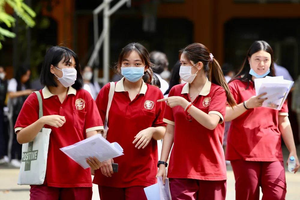 Thí sinh sau giờ thi Văn tại điểm thi THPT Ten Lơ Man, quận 1, TP.HCM. Ảnh: HOÀNG GIANG Thí sinh sau giờ thi Văn tại điểm thi THPT Ten Lơ Man, quận 1, TP.HCM. Ảnh: HOÀNG GIANG