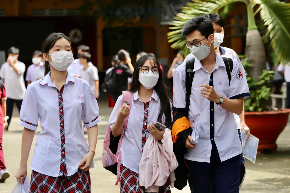 Thí sinh sau giờ thi Văn tại điểm thi THPT Ten Lơ Man, quận 1, TP.HCM. Ảnh: HOÀNG GIANG Thí sinh sau giờ thi Văn tại điểm thi THPT Ten Lơ Man, quận 1, TP.HCM. Ảnh: HOÀNG GIANG