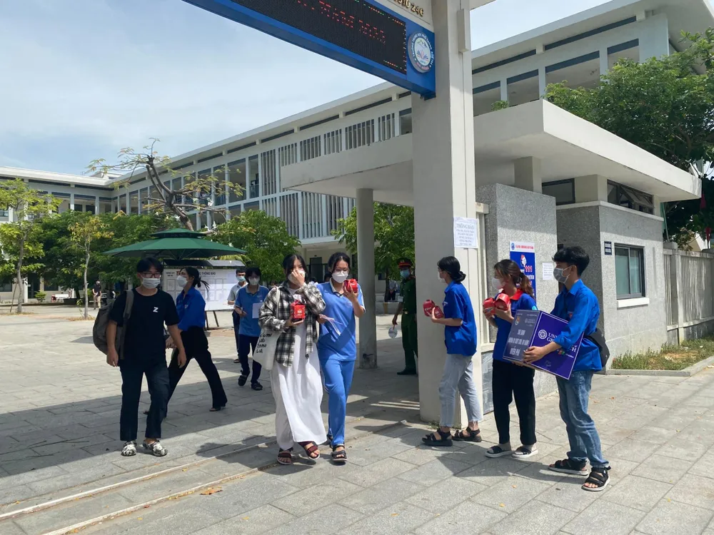 Những thí sinh đầu tiên rời điểm thi Trường THPT Sơn Trà (Đà Nẵng). Ảnh: TÂM AN Những thí sinh đầu tiên rời điểm thi Trường THPT Sơn Trà (Đà Nẵng). Ảnh: TÂM AN