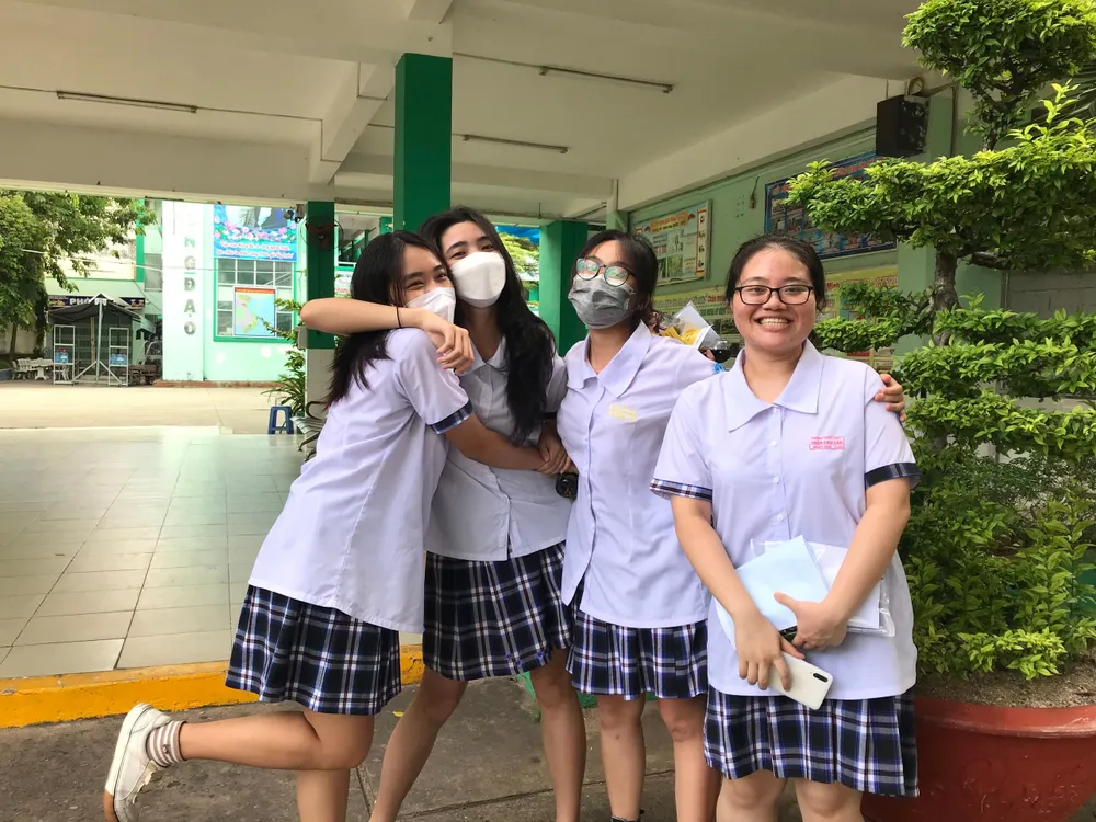 Thí sinh tươi cười sau giờ thi môn Văn. Ảnh: TÚ NGÂN Thí sinh tươi cười sau giờ thi môn Văn. Ảnh: TÚ NGÂN