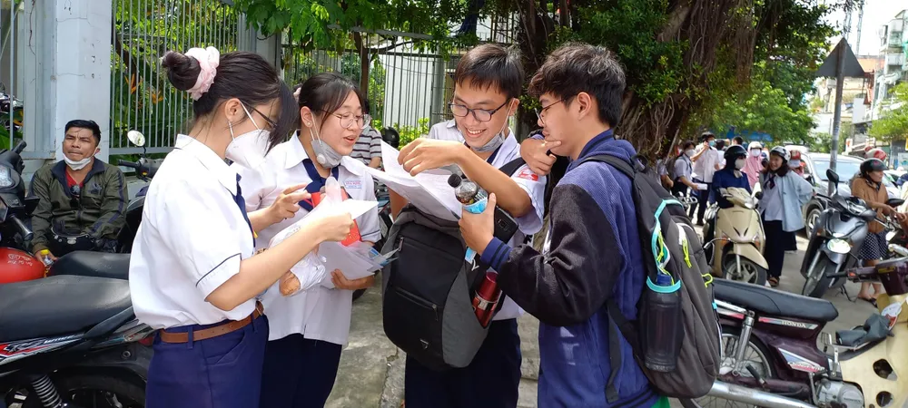 Đề thi môn Văn sáng nay khiến nhiều thí sinh thích thú. Ảnh: PHẠM ANH Đề thi môn Văn sáng nay khiến nhiều thí sinh thích thú. Ảnh: PHẠM ANH