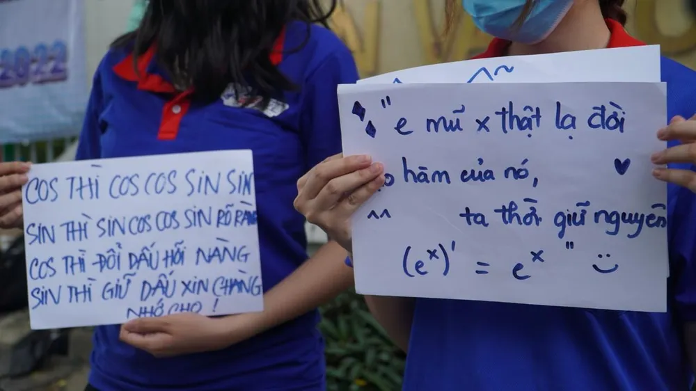 Những câu slogan siêu đáng yêu của sinh viên tình nguyện. Ảnh: MINH TÂM Những câu slogan siêu đáng yêu của sinh viên tình nguyện. Ảnh: MINH TÂM