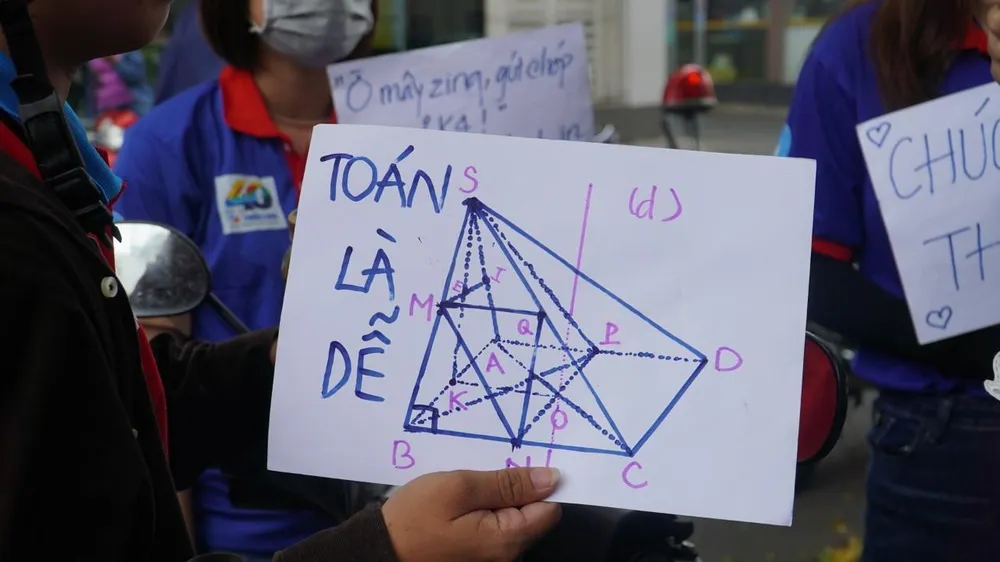 Những câu slogan siêu đáng yêu của sinh viên tình nguyện. Ảnh: MINH TÂM Những câu slogan siêu đáng yêu của sinh viên tình nguyện. Ảnh: MINH TÂM