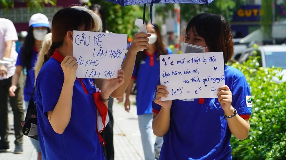 Những câu slogan siêu đáng yêu của sinh viên tình nguyện. Ảnh: MINH TÂM Những câu slogan siêu đáng yêu của sinh viên tình nguyện. Ảnh: MINH TÂM
