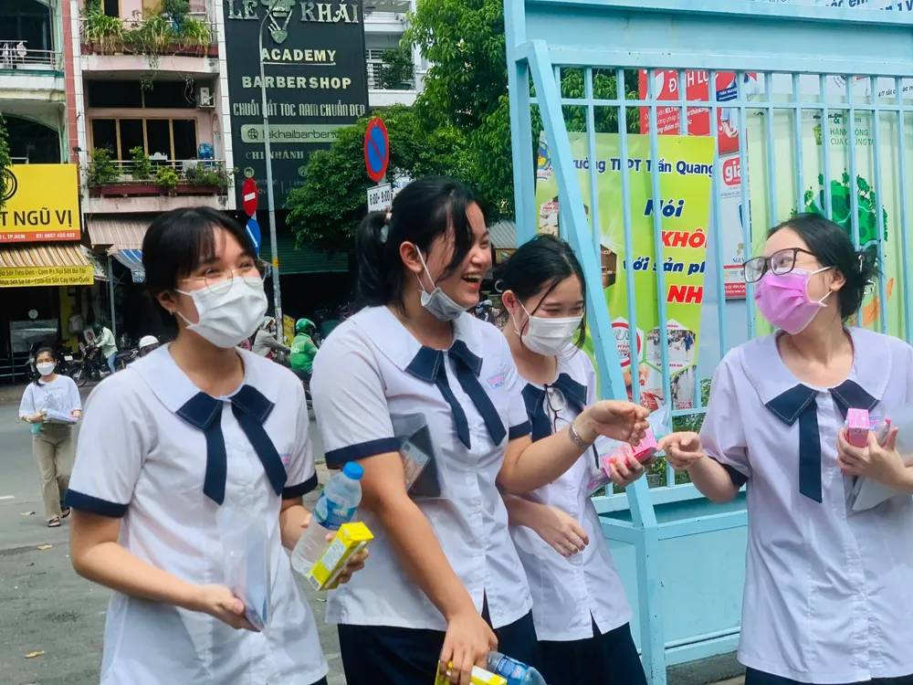 Thí sinh trò chuyện trước khi vào phòng thi. Ảnh: THẢO PHƯƠNG Thí sinh trò chuyện trước khi vào phòng thi. Ảnh: THẢO PHƯƠNG