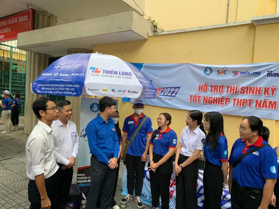 Đoàn công tác Trung ương Đoàn Thanh niên – Trung ương Hội Sinh viên Việt Nam và Thành Đoàn – Hội Sinh viên Việt Nam TPHCM đến thăm và tặng quà sinh viên tình nguyện. Ảnh: THANH THANH