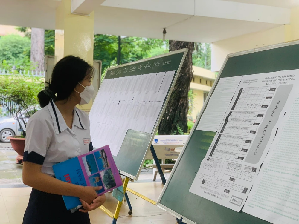 Thí sinh xem danh sách phòng thi. Ảnh: THẢO PHƯƠNG
