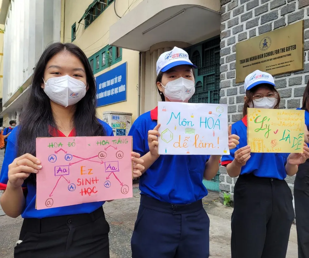 Những câu slogan cực dễ thương của đội hình tiếp sức mùa thi tại điểm thi trường THPT chuyên Trần Đại Nghĩa. Ảnh: TRÍ NHIÊN