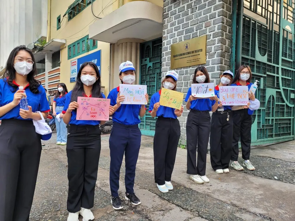 Những câu slogan cực dễ thương của đội hình tiếp sức mùa thi tại điểm thi trường THPT chuyên Trần Đại Nghĩa. Ảnh: TRÍ NHIÊN