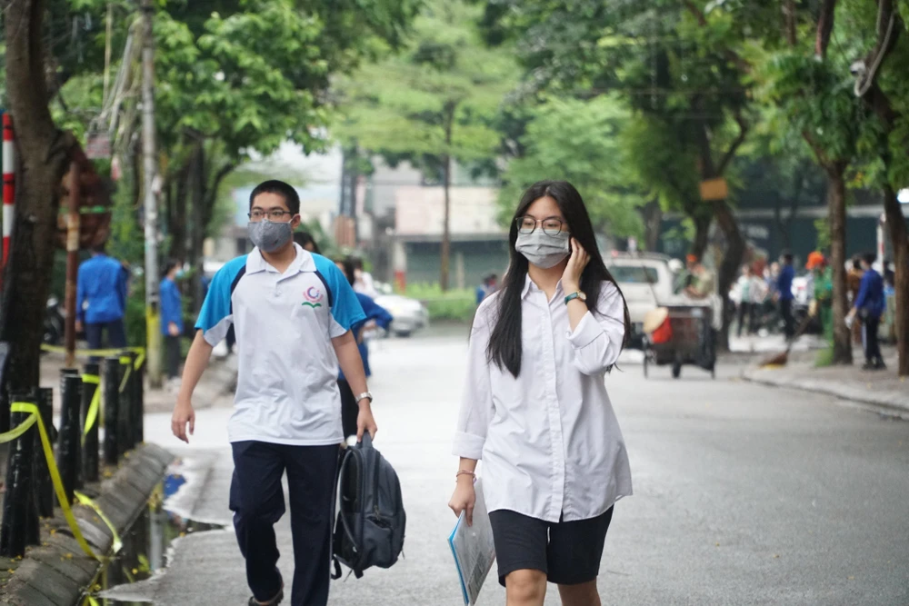 Sĩ tử Hà Nội vội vã đến điểm thi. Ảnh: PHI HÙNG