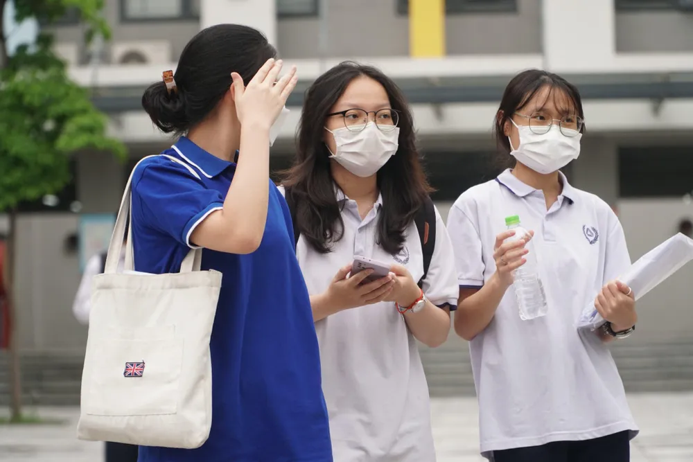 Thí sinh trao đổi bài sau giờ thi. Ảnh: PHI HÙNG Thí sinh trao đổi bài sau giờ thi. Ảnh: PHI HÙNG