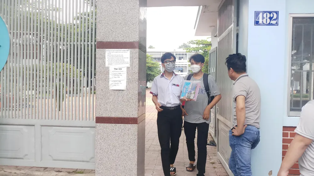 Thí sinh rời điểm thi sau 150 phút làm bài. Ảnh: NGUYỄN QUYÊN Thí sinh rời điểm thi sau 150 phút làm bài. Ảnh: NGUYỄN QUYÊN