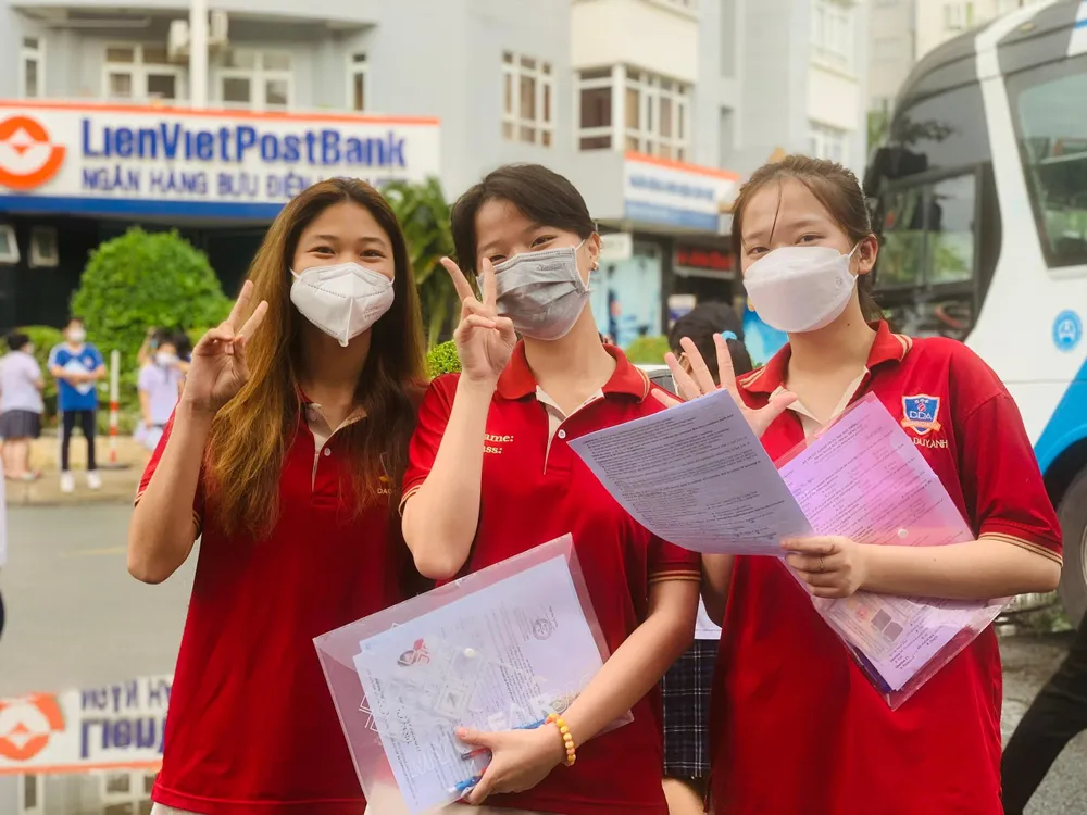 Thí sinh tươi cười sau khi làm xong bài thi môn tiếng Anh. Ảnh: THẢO PHƯƠNG