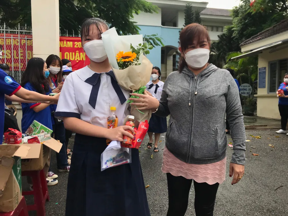 Hai mẹ con cảm thấy vui sướng vì đã kết thúc một kỳ thi đầy áp lực. Ảnh: TÚ NGÂN