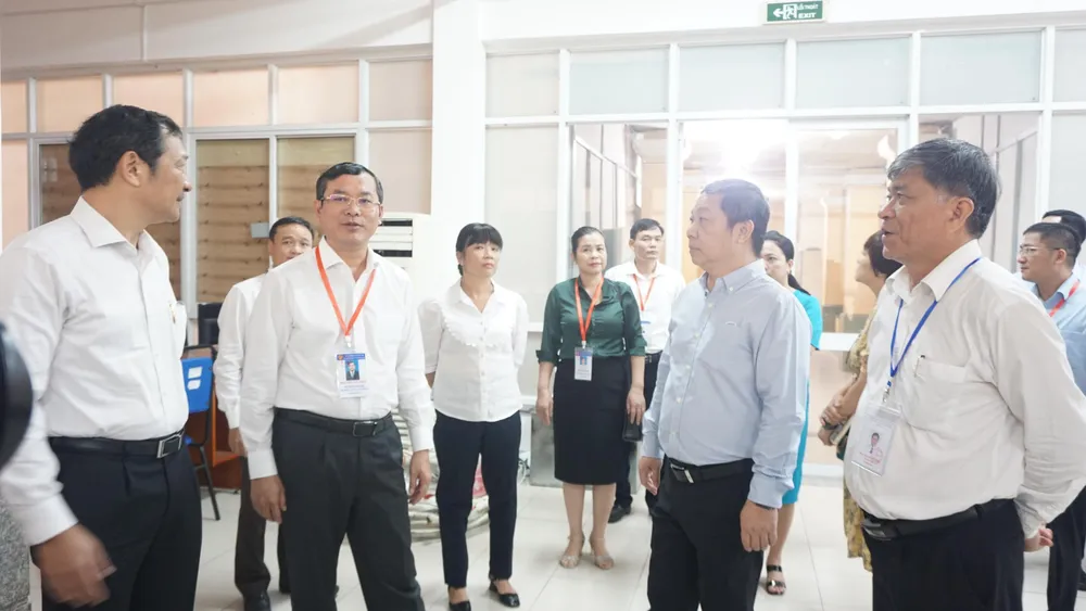 Thứ trưởng Bộ GD&ĐT Nguyễn Văn Phúc (thứ 3 từ phải sang) kiểm tra Hội đồng chấm thi tại TP.HCM vào sáng 4-7. Ảnh: NGUYỄN QUYÊN Thứ trưởng Bộ GD&ĐT Nguyễn Văn Phúc (thứ 3 từ phải sang) kiểm tra Hội đồng chấm thi tại TP.HCM vào sáng 4-7. Ảnh: NGUYỄN QUYÊN