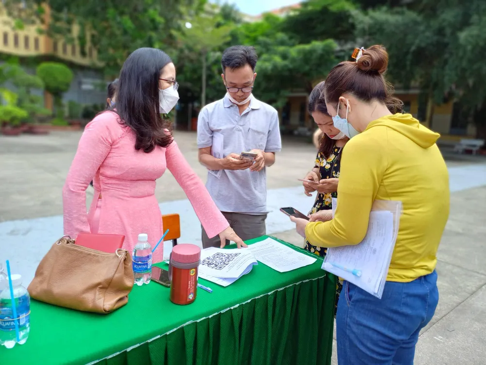 Phụ huynh bày tỏ thắc mắc với ban tư vấn của trường THPT sau buổi họp. Ảnh: PHẠM ANH Phụ huynh bày tỏ thắc mắc với ban tư vấn của trường THPT sau buổi họp. Ảnh: PHẠM ANH