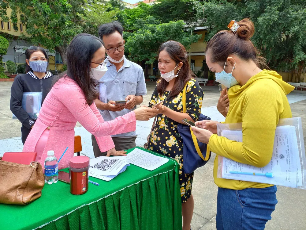 Phụ huynh bày tỏ thắc mắc với ban tư vấn của trường THPT sau buổi họp. Ảnh: PHẠM ANH Phụ huynh bày tỏ thắc mắc với ban tư vấn của trường THPT sau buổi họp. Ảnh: PHẠM ANH