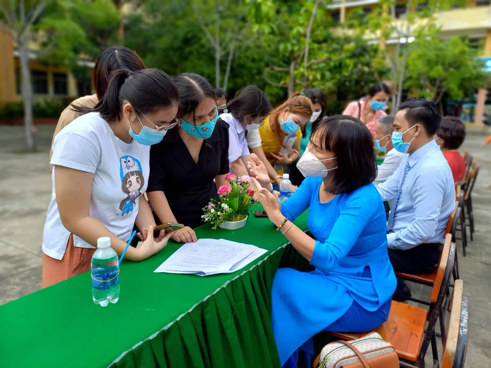 Phụ huynh lắng nghe ban giám hiệu nhà trường trao đổi về tổ hợp môn lớp 10. Ảnh: PHẠM ANH Phụ huynh lắng nghe ban giám hiệu nhà trường trao đổi về tổ hợp môn lớp 10. Ảnh: PHẠM ANH