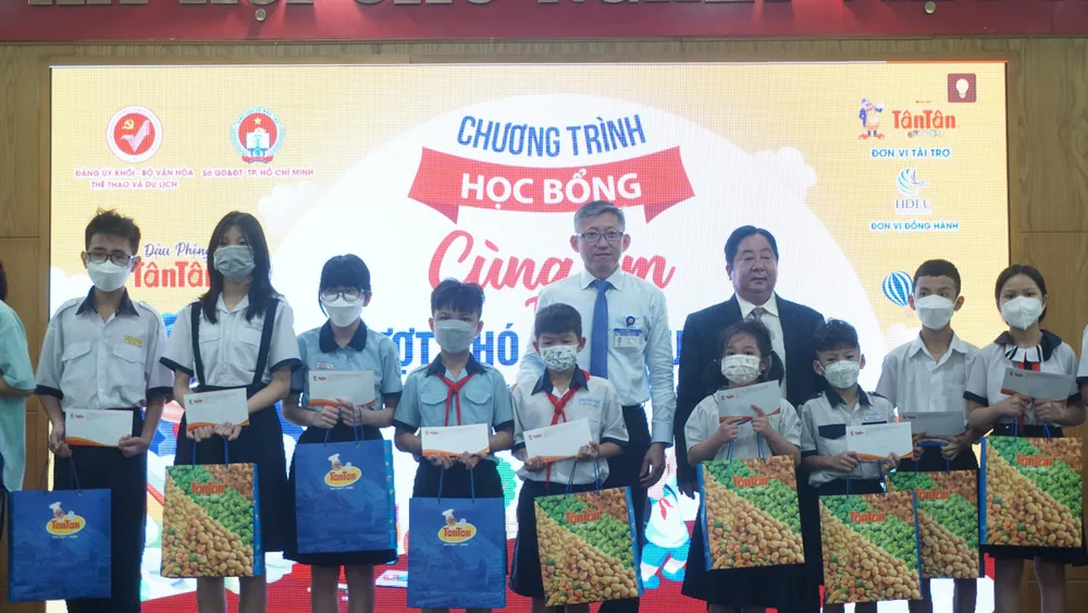 Các em học sinh được nhận học bổng &quot;Cùng em vượt khó đến trường&quot;.