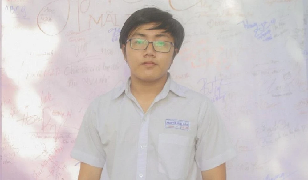 Nguyễn Hoàng Tú, học sinh trường THPT Nguyễn Hữu Cầu là á khoa khối A toàn quốc với tổng điểm 29,8. Ảnh: NVCC