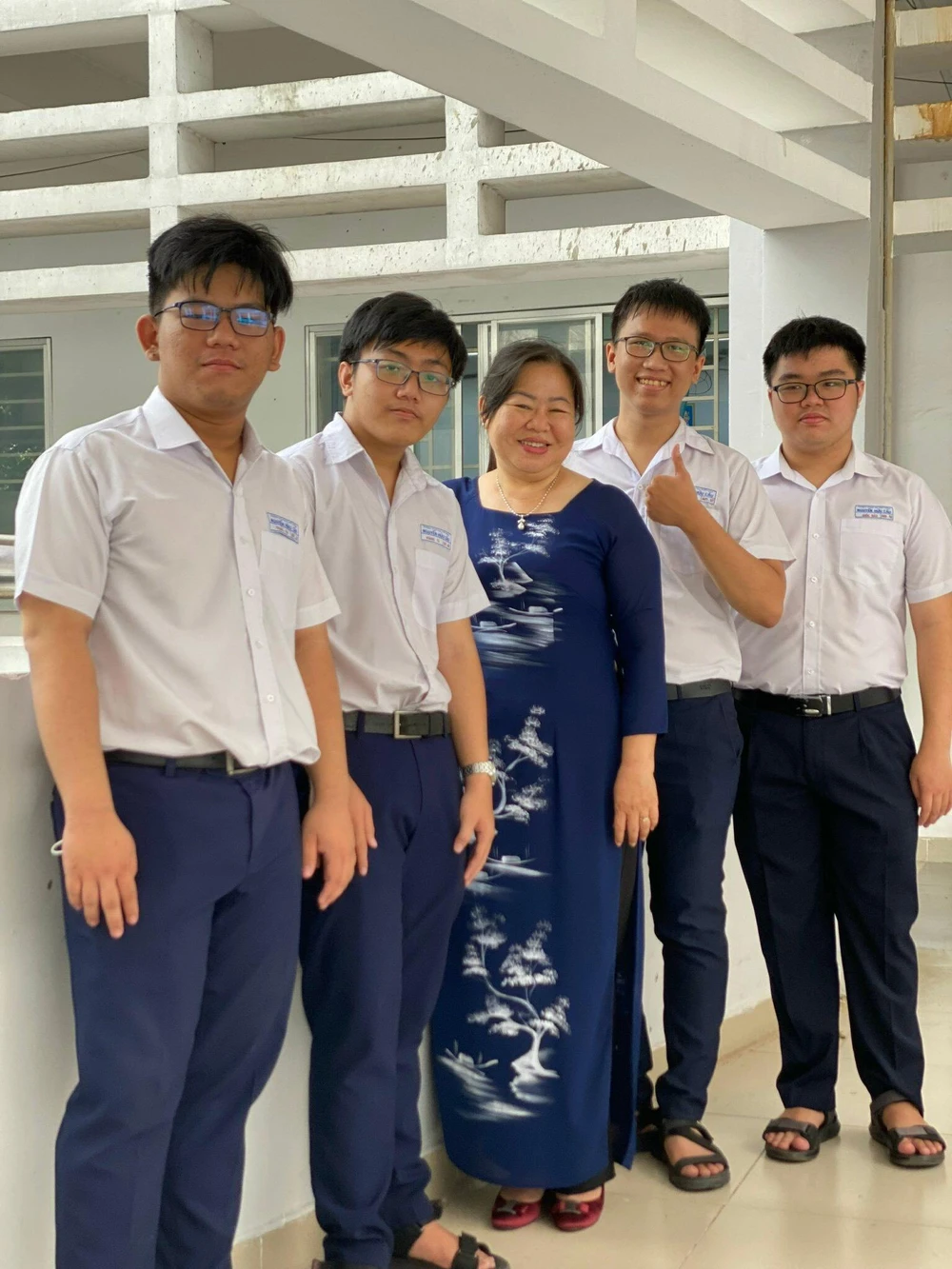 Nguyễn Hoàng Tú (thứ 2 từ trái sang) cùng giáo viên dạy Hoá và các bạn của mình. Ảnh: NVCC