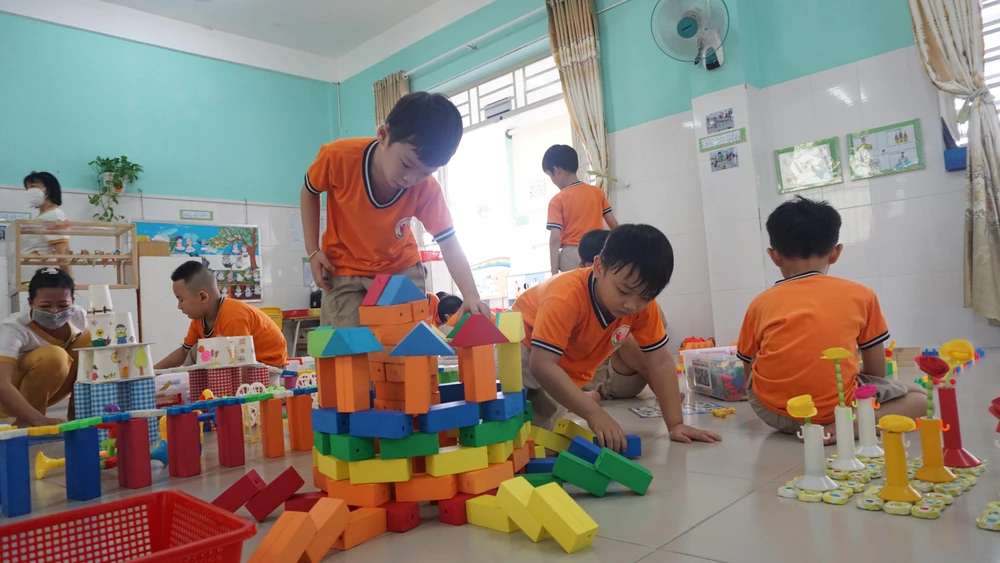 Các bé trường mầm non Sóc Nâu, quận Gò Vấp trong một giờ học. Ảnh: NGUYỄN QUYÊN