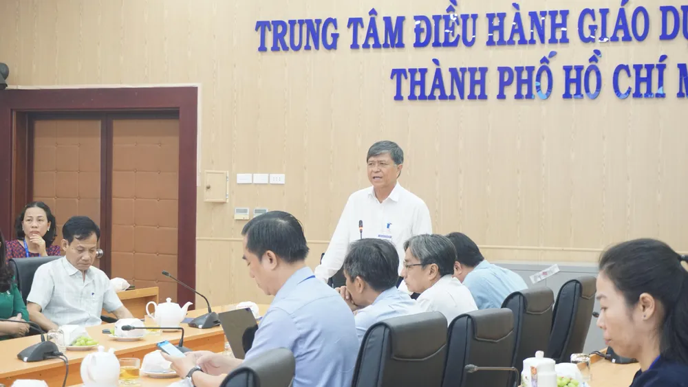 Ông Nguyễn Văn Hiếu, Giám đốc Sở GD&amp;ĐT TP.HCM phát biểu tại buổi khai mạc tập huấn sách giáo khoa lớp 7, lớp 10. Ảnh: NQ