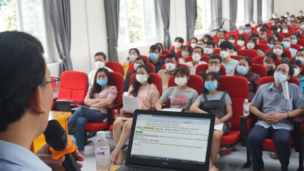 Trường THPT Bùi Thị Xuân, quận 1 tổ chức tư vấn cho phụ huynh, học sinh lớp 10 về việc lựa chọn tổ hợp môn. Ảnh: NQ