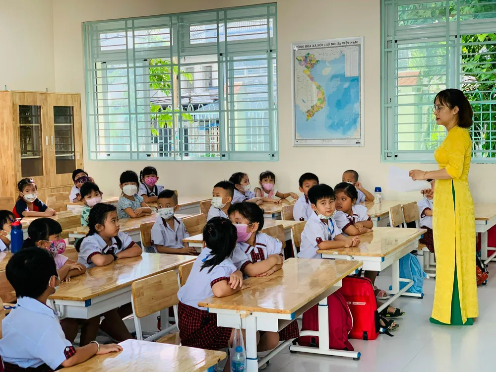 Cô giáo giới thiệu với các bé về nội quy lớp học. Ảnh:TP