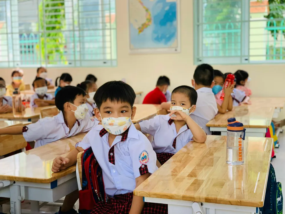 Cô giáo giới thiệu với các bé về nội quy lớp học. Ảnh:TP