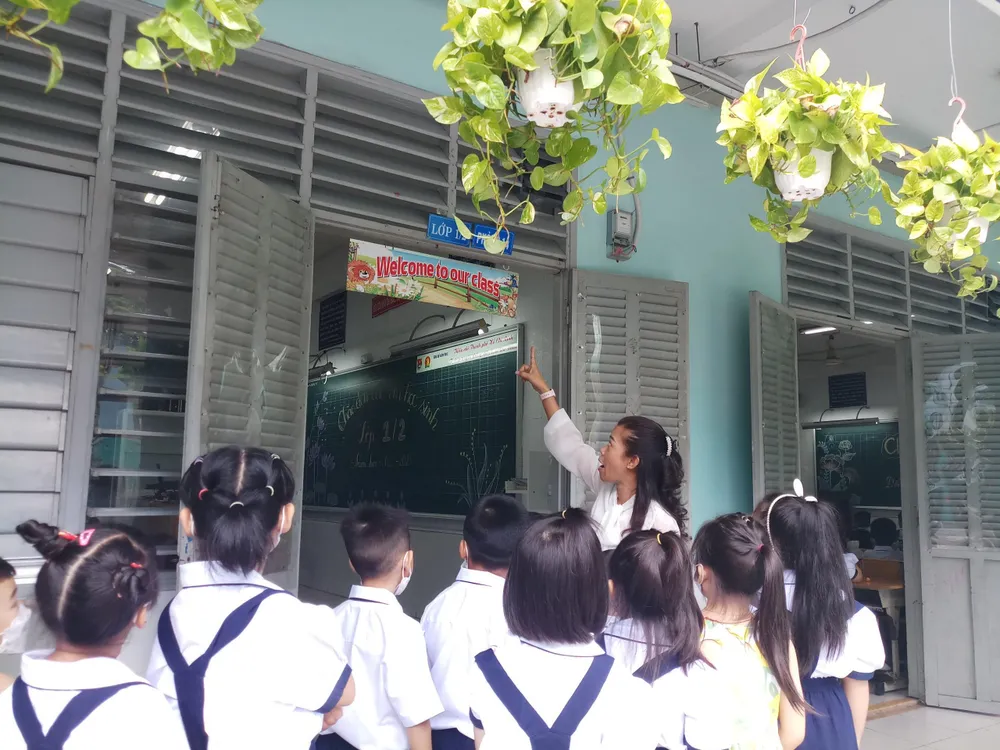 Cô Nguyễn Thị Ngọc Thuý dẫn các bé đi tham quan lớp 1. Ảnh: NQ