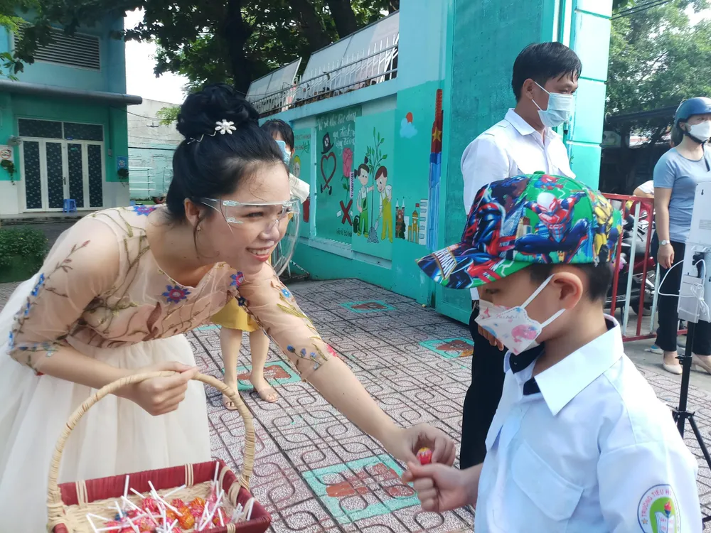 Cô giáo hoá thân thành nàng tiên xinh đẹp tặng kẹo cho học sinh lớp 1. Ảnh: NQ