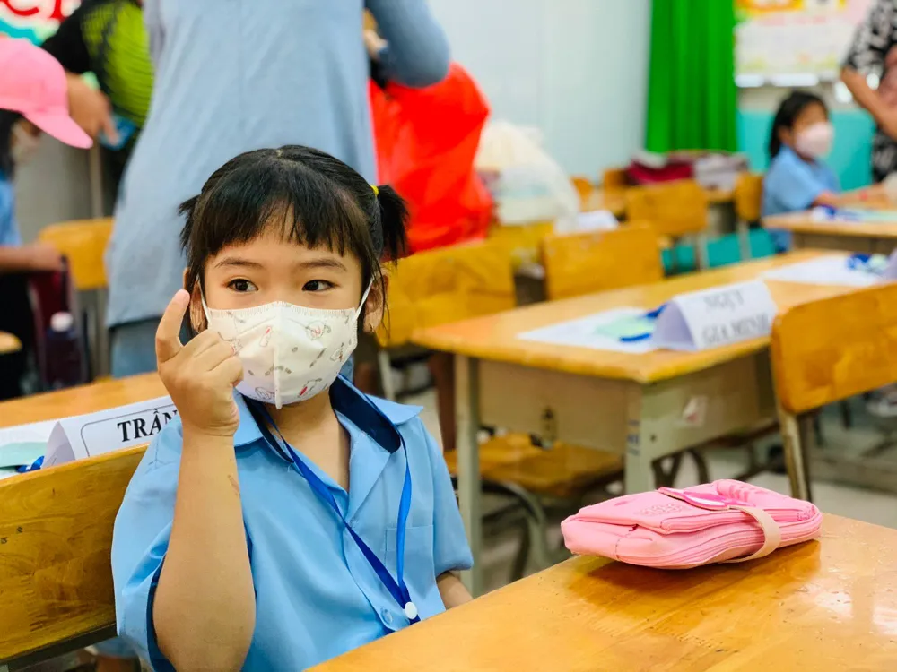 Lê Ngọc Thảo Quỳnh, học sinh lớp 1 thích thú khi học ngôi trường mới. Ảnh: TP