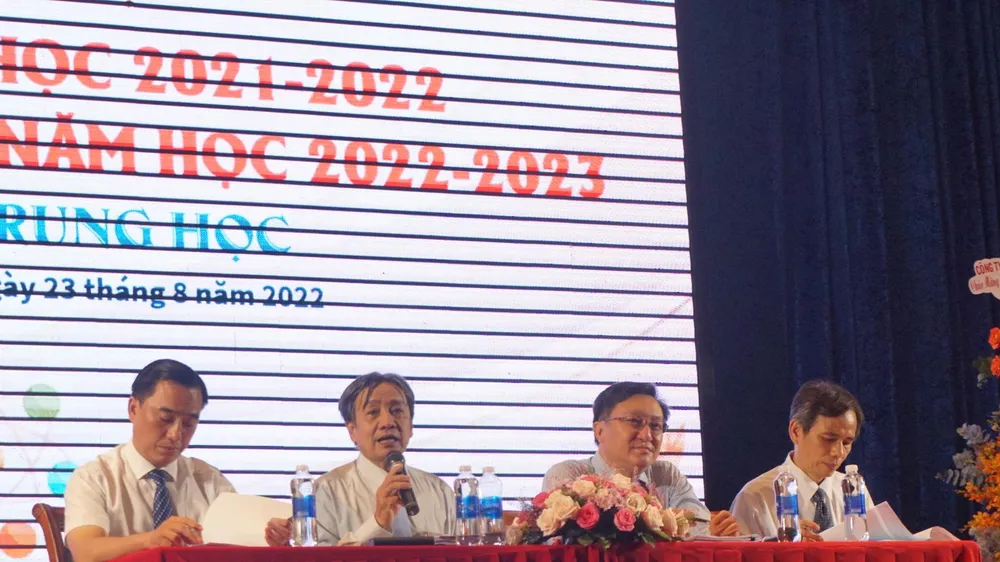 Ông Lê Duy Tân, Trưởng phòng Giáo dục Trung học, Sở GD&amp;ĐT phát biểu tại hội nghị. Ảnh: NQ