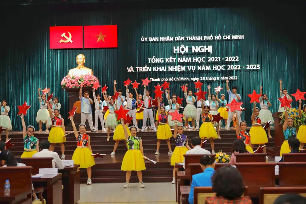 Các tiết mục văn nghệ chào mừng Hội nghị tổng kết năm học 2021-2022 và triển khai nhiệm vụ năm học 2022-2023. Ảnh: NGUYỆT NHI Các tiết mục văn nghệ chào mừng Hội nghị tổng kết năm học 2021-2022 và triển khai nhiệm vụ năm học 2022-2023. Ảnh: NGUYỆT NHI