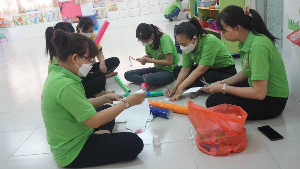 Các cô thiết kế các trò chơi liên hoàn cho trẻ ngay sảnh trường.