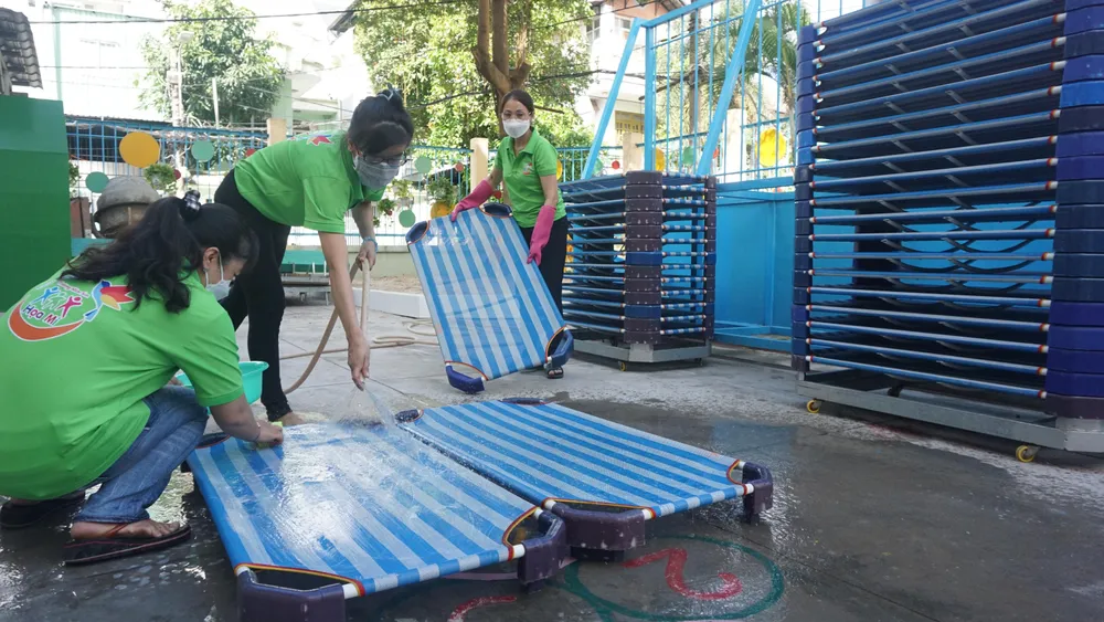 Giáo viên vệ sinh giường ngủ để phục vụ tốt cho công tác bán trú.