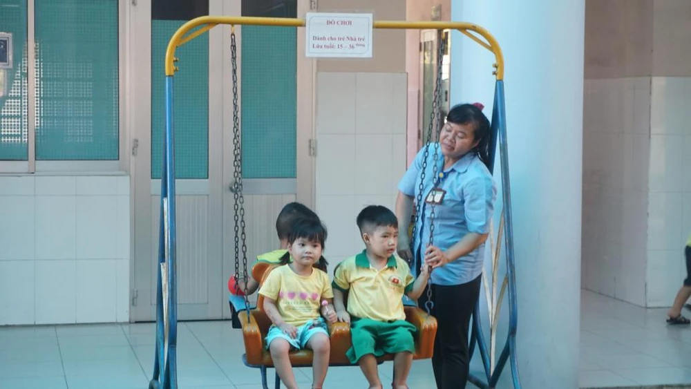 Các bé trường mầm non 30-4, quận Bình Tân trong một giờ chơi. Ảnh: NQ