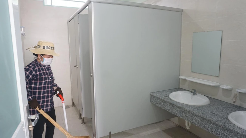 Khu vực vệ sinh cho học sinh an toàn, sạch sẽ, có thiết bị cơ bản có số điểm đánh giá thấp nhất từ phụ huynh lẫn học sinh. Trong ảnh: Nhân viên trường Tiểu học Lương Thế Vinh, quận Bình Tân đang lau dọn nhà vệ sinh. Ảnh: NQ
