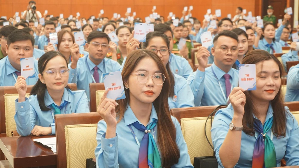 Các đại biểu biểu quyết danh sách Đoàn chủ tịch, Đoàn thư ký và Ban thẩm tra tư cách đại biểu. Ảnh: NGUYỄN QUYÊN