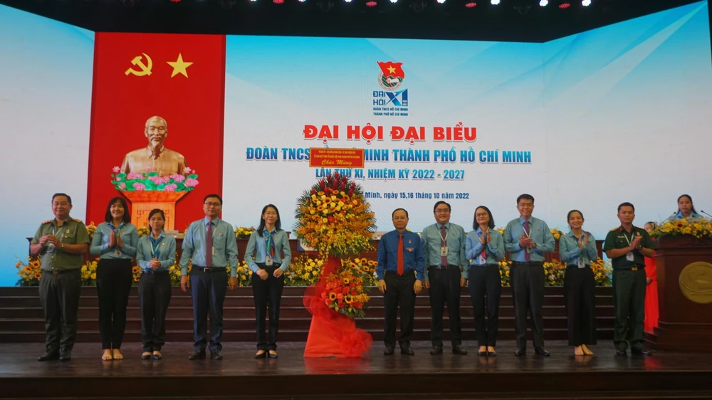 Ông Nguyễn Văn Hiếu, Phó Bí thư Thành uỷ TP.HCM tặng hoa cho Đại hội. Ảnh: NGUYỄN QUYÊN