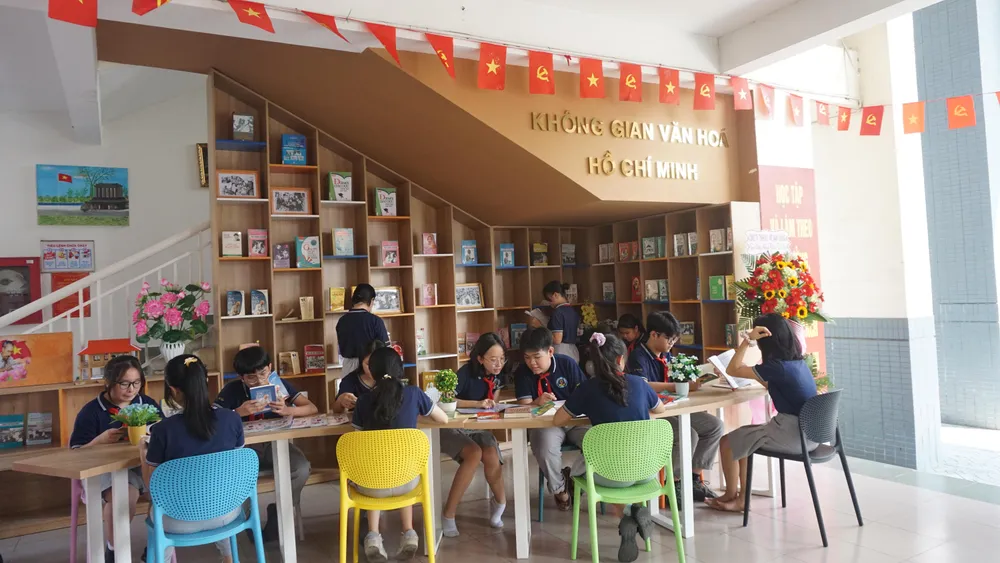 Khu trưng bày &quot;Không gian văn hóa Hồ Chí Minh&quot; được nhà trường bố trí ở khu vực tầng trệt để thuận tiện cho giáo viên, học sinh và phụ huynh muốn đọc và tìm hiểu về cuộc đời hoạt động của Bác.