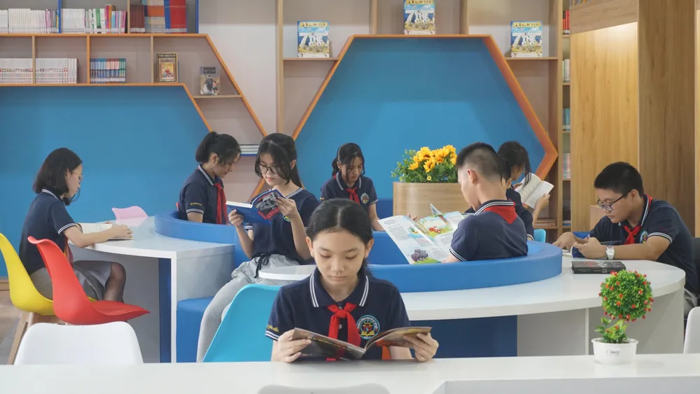 Thư viện thông minh của trường được đặt ở tầng trệt, có bố trí hệ thống máy tính cùng ti vi thông minh có kết nối mạng để học sinh, giáo viên truy cập tìm tài liệu.