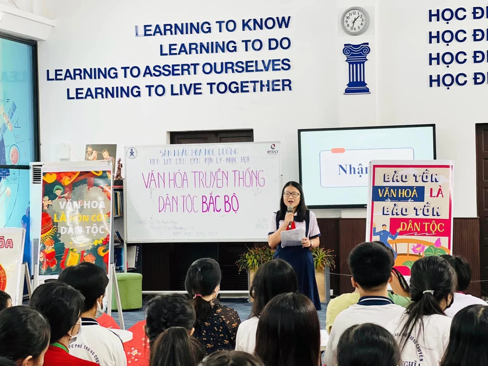 Phan Ngọc Minh tự tin trong vai trò là người dẫn chương trình. Ảnh: KH